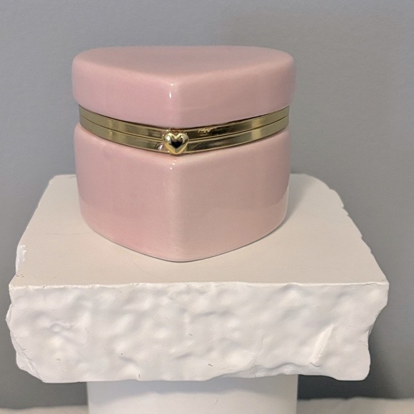 Pink ceramic trinket box - gold tone latch - Picture 1 of 5